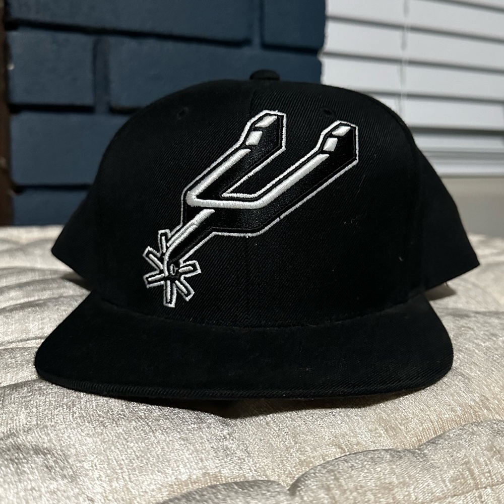 Like new Mitchell and Ness San Antonio Spurs Snap Back